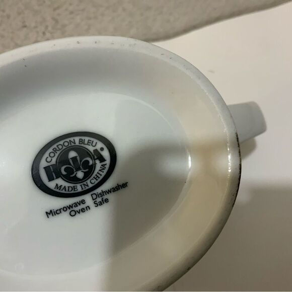CORDON BLEU GRAVY BOAT CERAMIC WHITE SOLID SERVING HANDLE SPOUT VINTAGE - Picture 3 of 7
